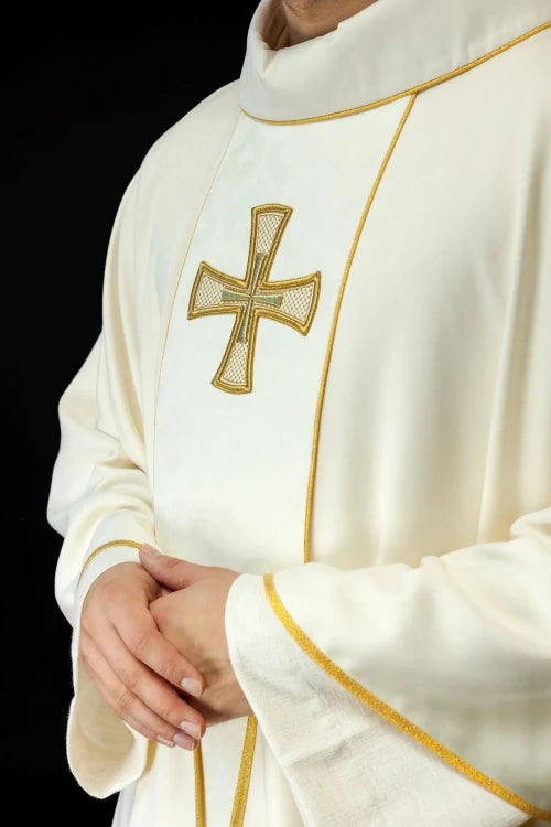 Ecru Chasuble with embroidered band with cross motif — decoration detail