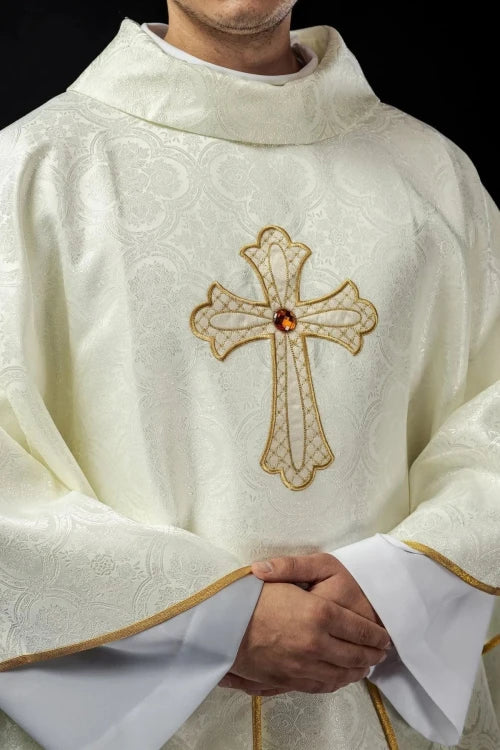 Ecru Chasuble with embroidered cross – Variant II — decoration detail