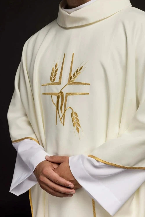 Ecru Chasuble with embroidered cross – Variant III — decoration detail
