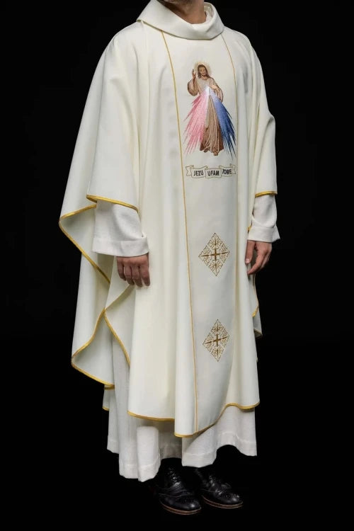 Ecru Chasuble with embroidered image of the Divine Mercy – Variant Italian — full view