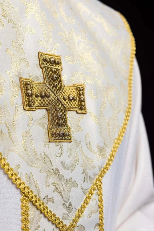 Ecru Chasuble with gold cross and jacquard fabric — decoration detail