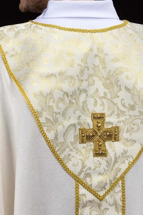 Ecru Chasuble with gold cross and jacquard fabric — collar detail