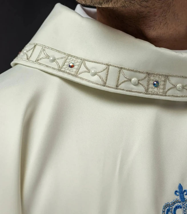 Ecru Chasuble with Marian embroidery – Variant V — decoration detail