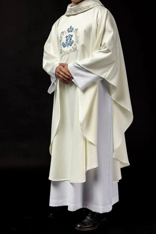 Ecru Chasuble with Marian embroidery – Variant V — fabric detail