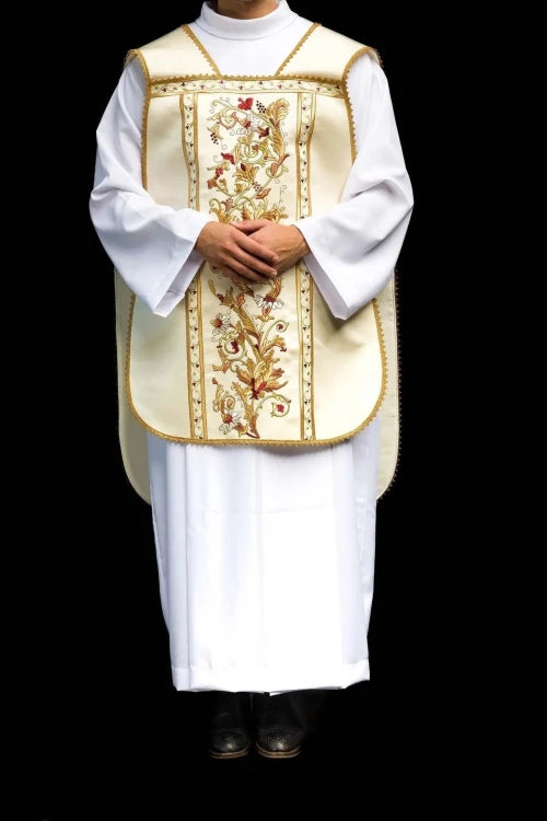 Ecru Chasuble with Roman cut and Sacred Heart embroidery — decoration detail