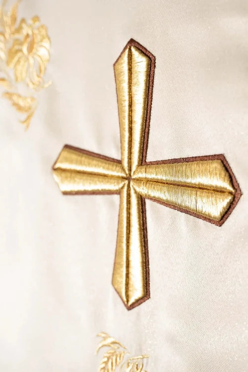 Ecru Chasuble with embroidered cross – Variant V — decoration detail