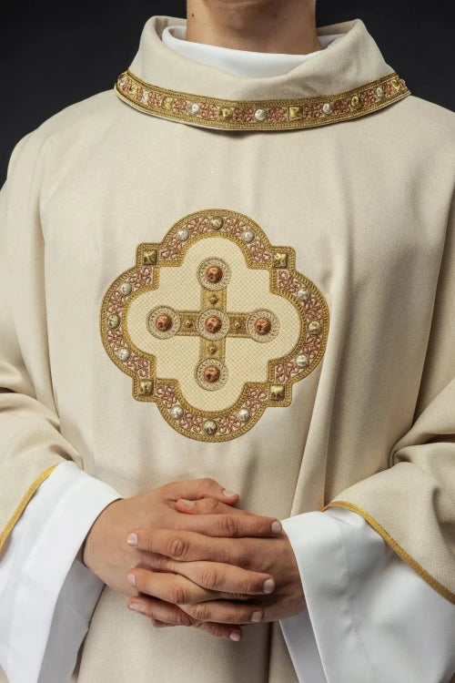Ecru Chasuble with embroidered cross – Variant IX — decoration detail