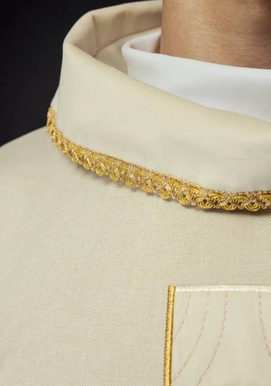 Ecru Chasuble with embroidered crosses – Variant IV — close-up detail