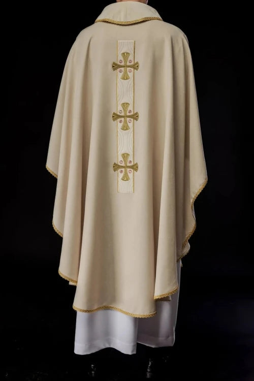 Ecru Chasuble with embroidered crosses – Variant IV — fabric detail