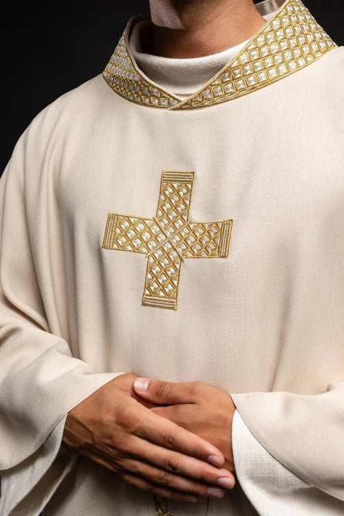 Ecru Chasuble with embroidered crosses – Variant V — decoration detail