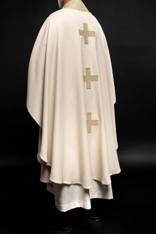 Ecru Chasuble with embroidered crosses – Variant V — close-up detail