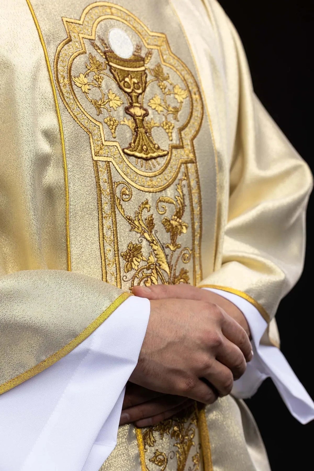 Goldene Kasel mit Kelch, Trauben und Weinranken – Gesamtansicht