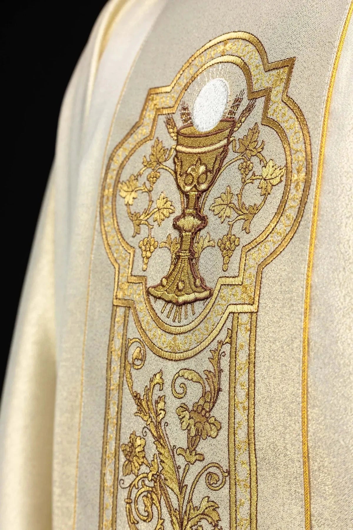Goldene Kasel mit Kelch, Trauben und Weinranken – Detail der Stickerei