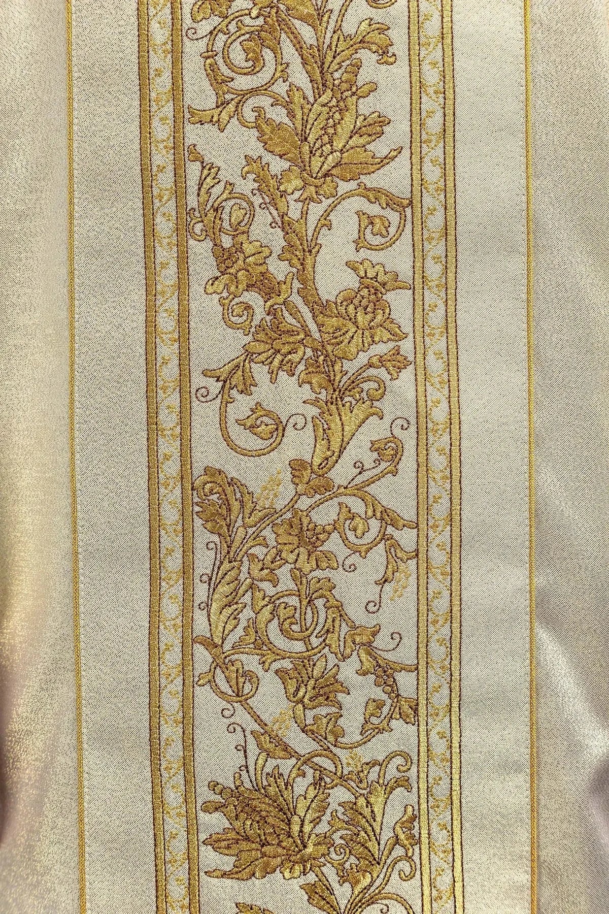 Goldene Kasel mit Kelch, Trauben und Weinranken – Verzierungsdetail