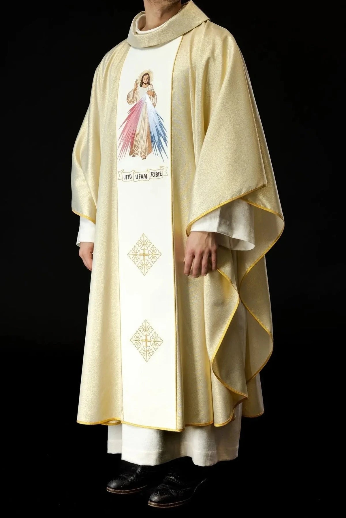 Goldene Kasel mit dem Barmherzigen Jesus und IHS
