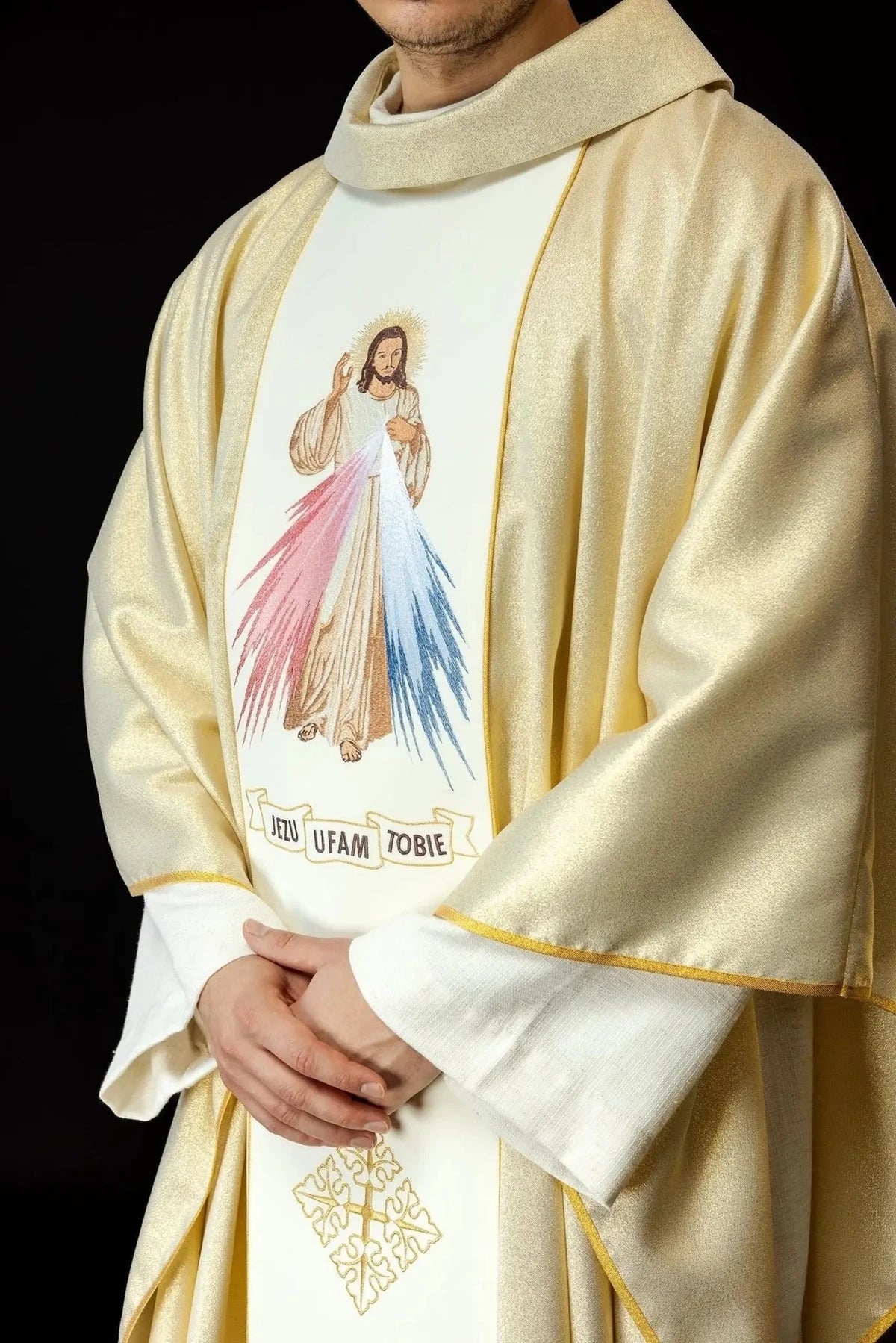 Goldene Kasel mit dem Barmherzigen Jesus und IHS
