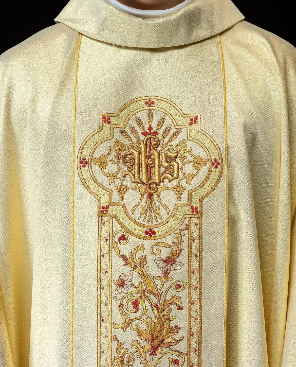 Goldene Kasel mit IHS-Stickerei