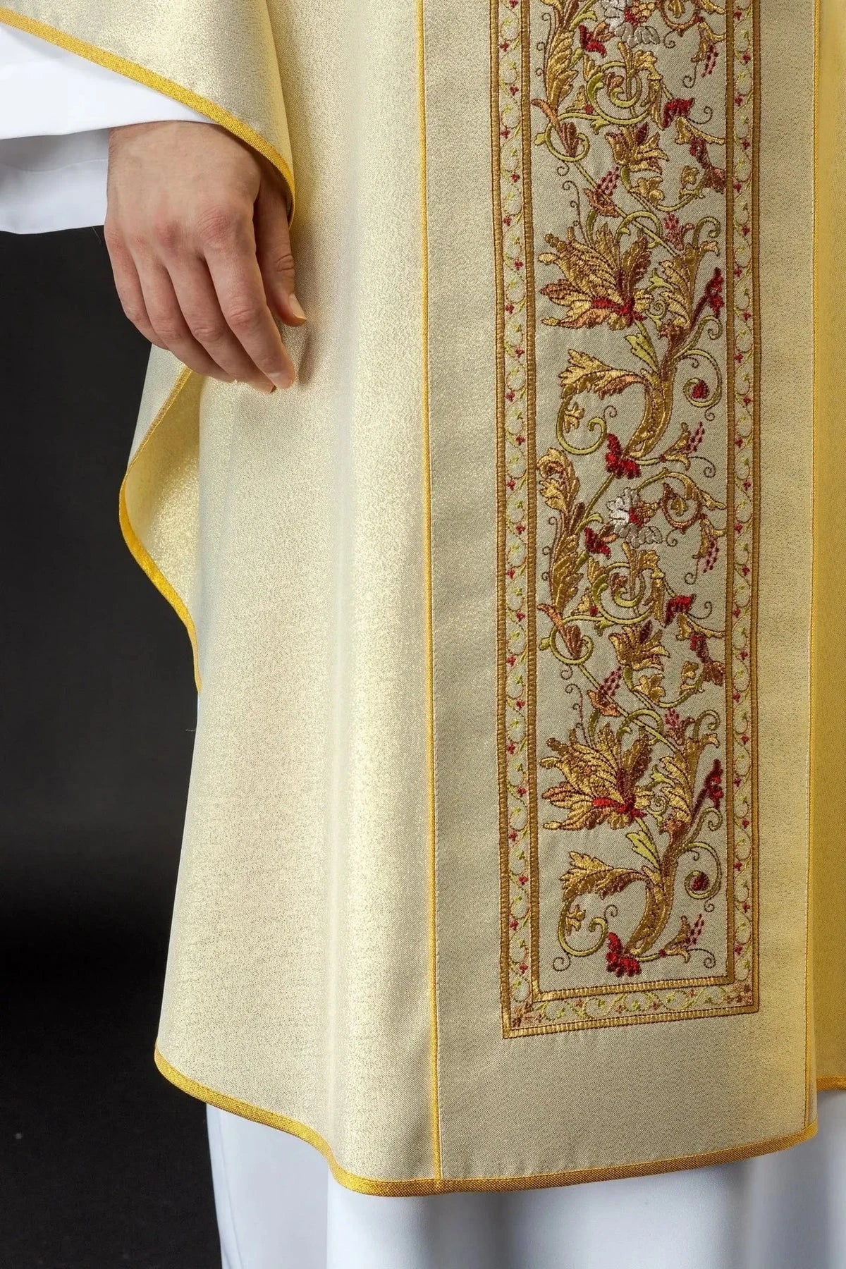 Goldene Kasel mit IHS-Stickerei