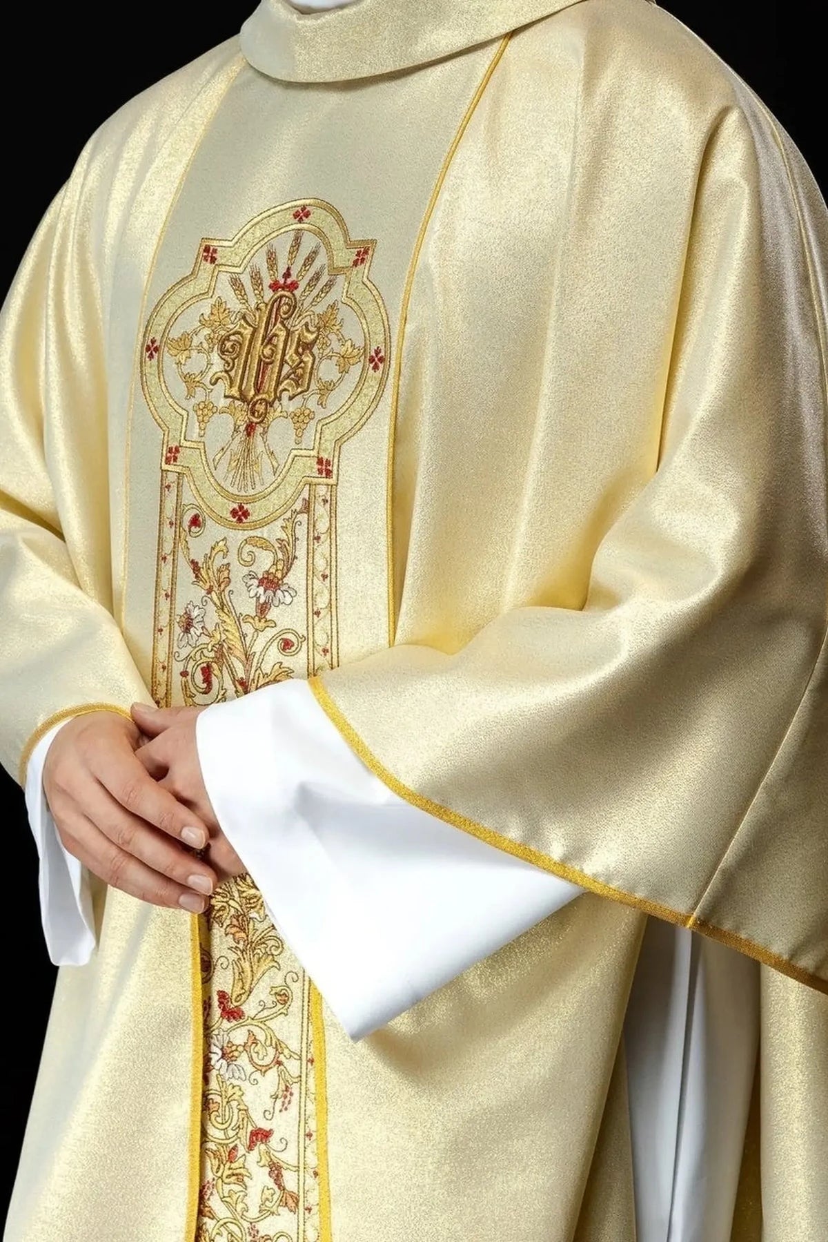 Goldene Kasel mit IHS-Stickerei