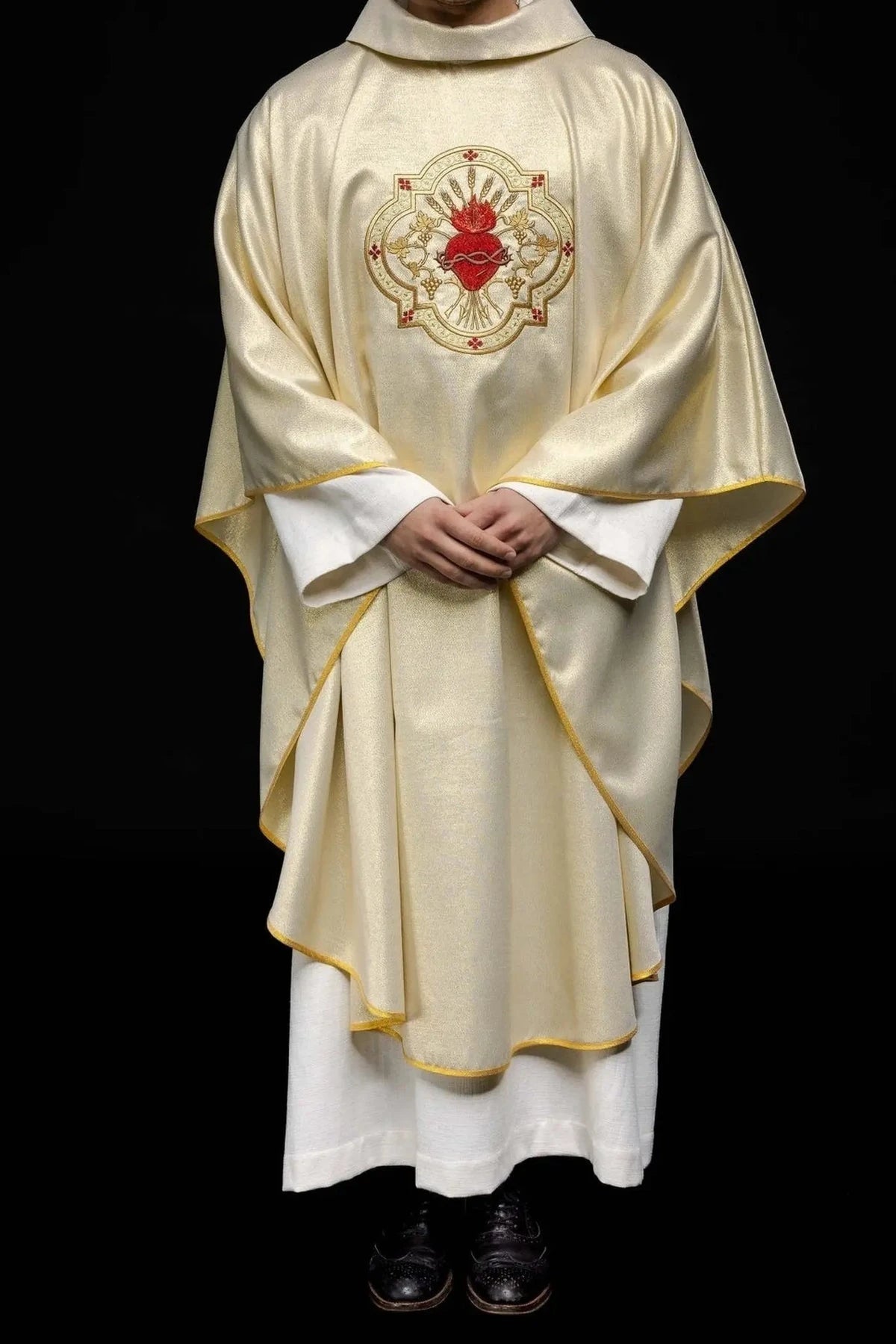 Goldene Kasel mit Herz Jesu und Kelch