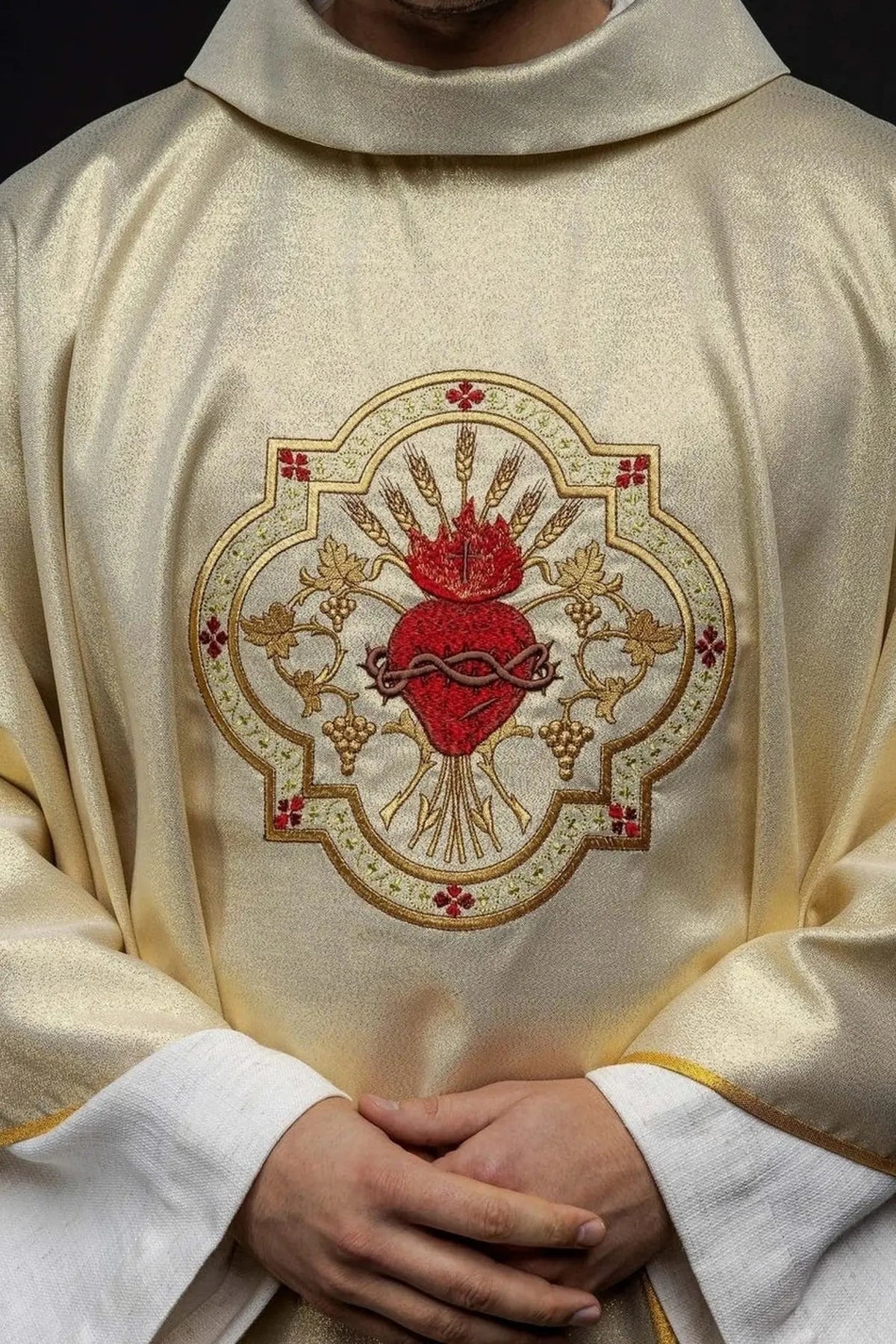 Goldene Kasel mit Herz Jesu und Kelch