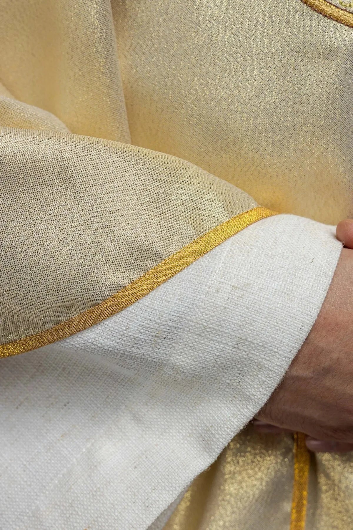Goldene Kasel mit Herz Jesu und Kelch
