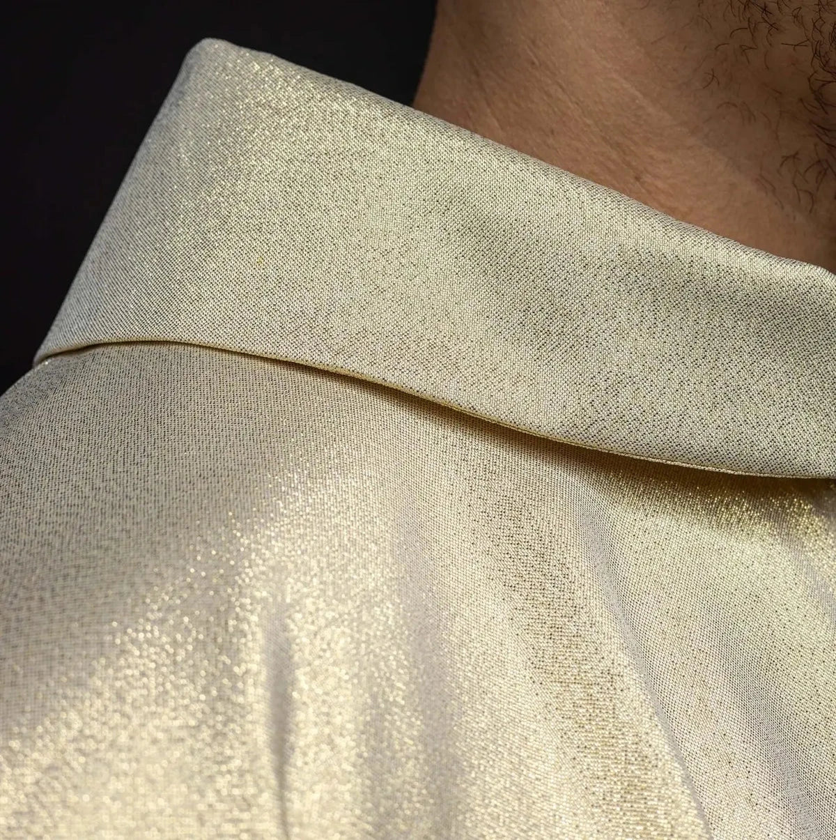 Goldene Kasel mit Herz Jesu und Kelch