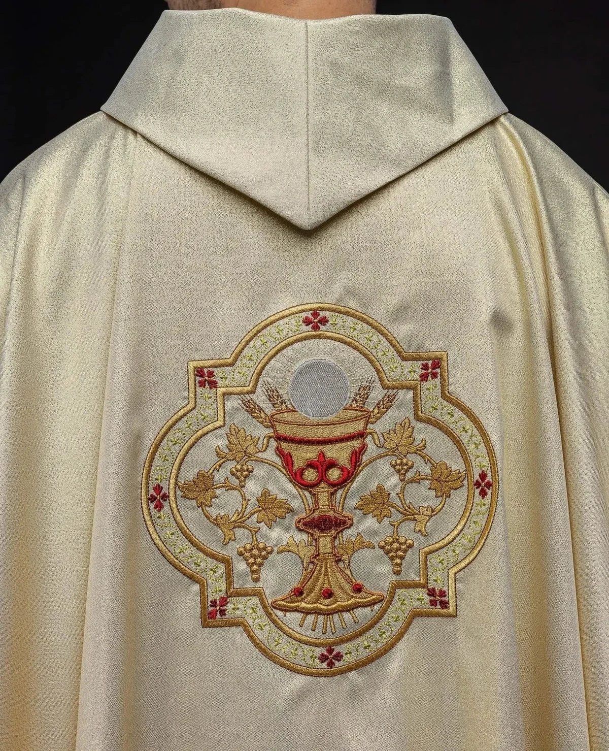 Goldene Kasel mit Herz Jesu und Kelch