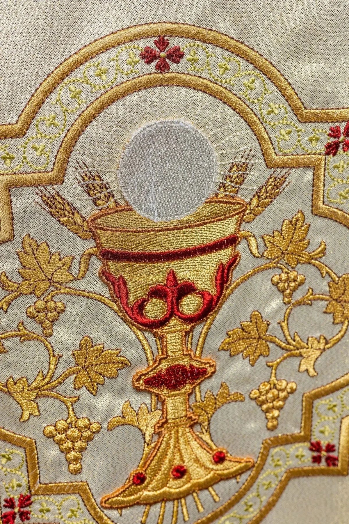 Goldene Kasel mit Herz Jesu und Kelch