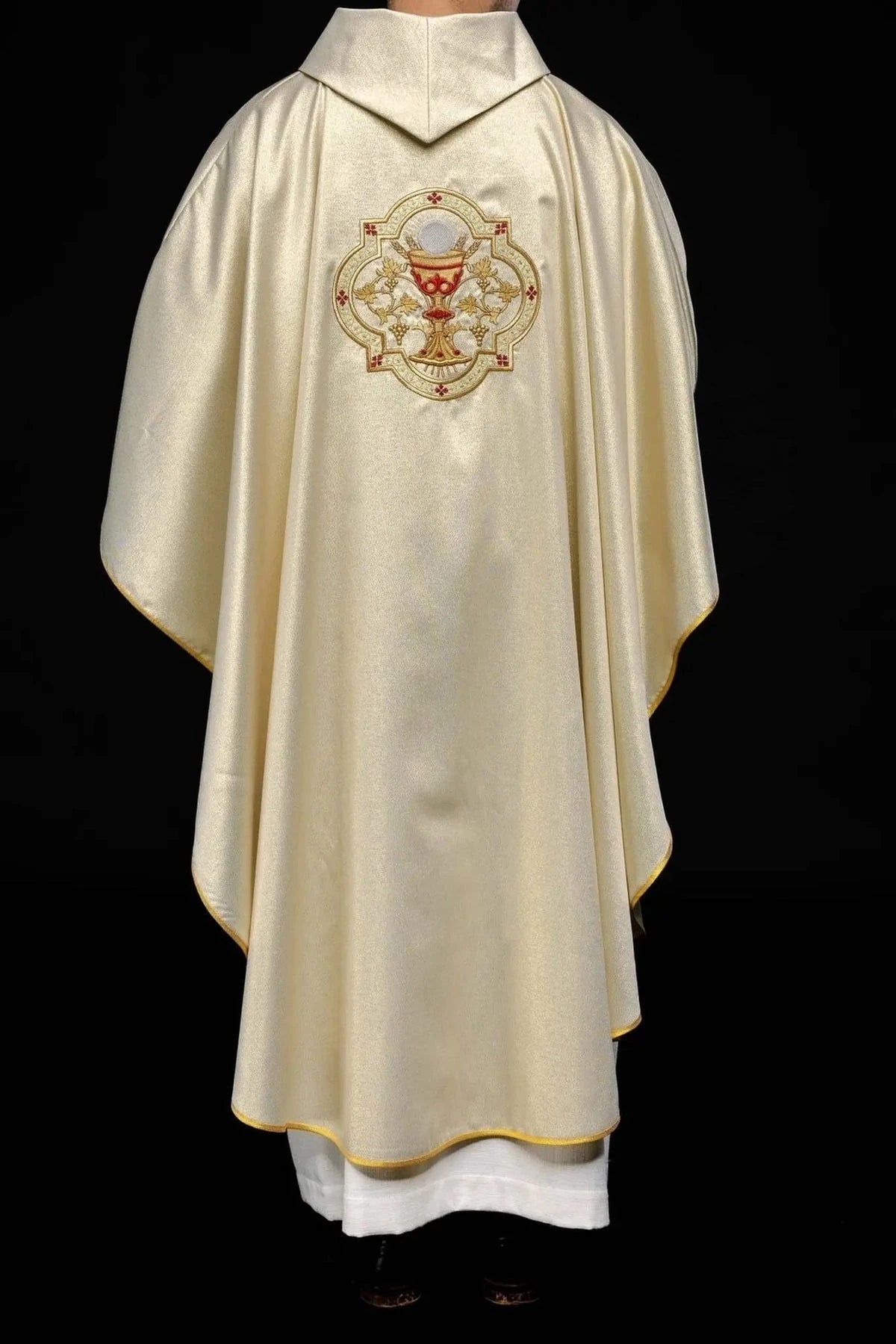 Goldene Kasel mit Herz Jesu und Kelch