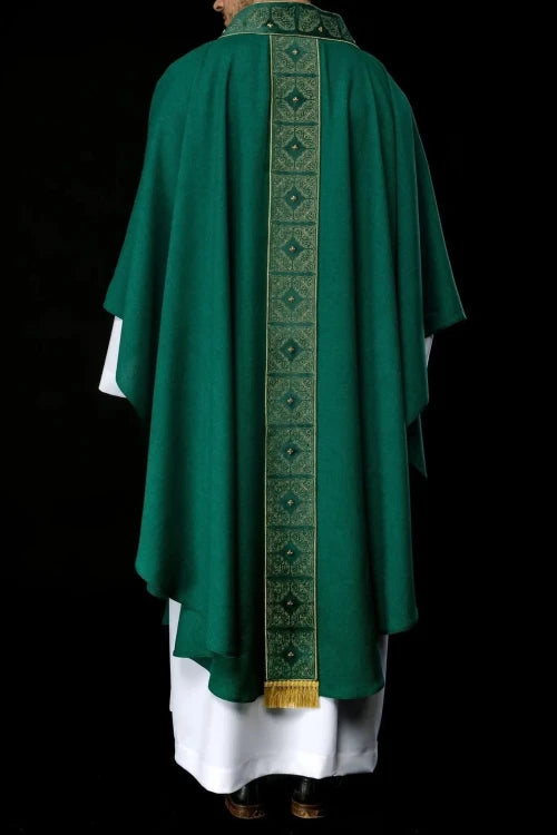 Green Chasuble with embroidered band with cross motif – Variant III — collar detail