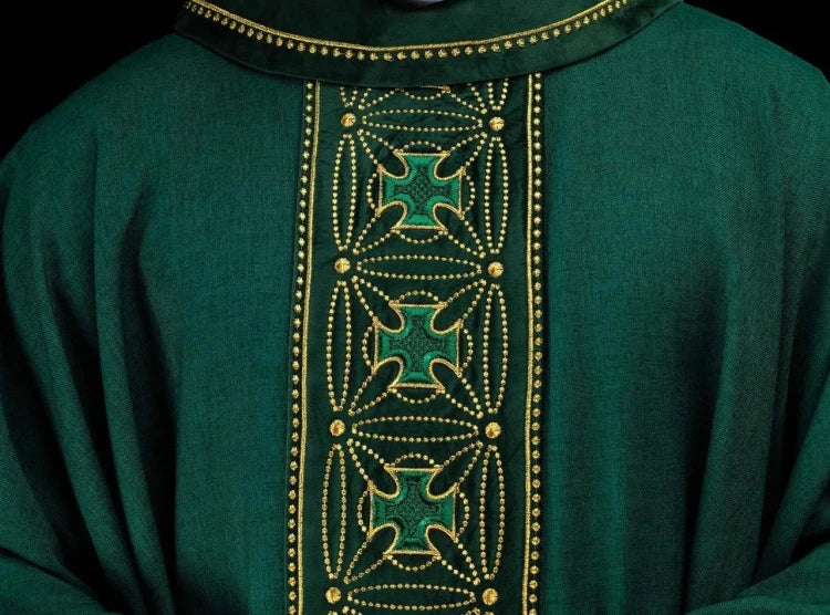 Green Chasuble with embroidered band with cross motifs – Variant II — close-up detail