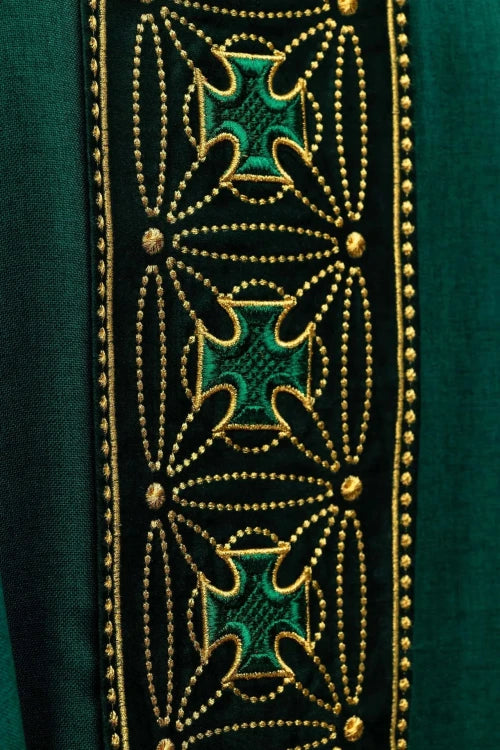 Green Chasuble with embroidered band with cross motifs – Variant II — collar detail