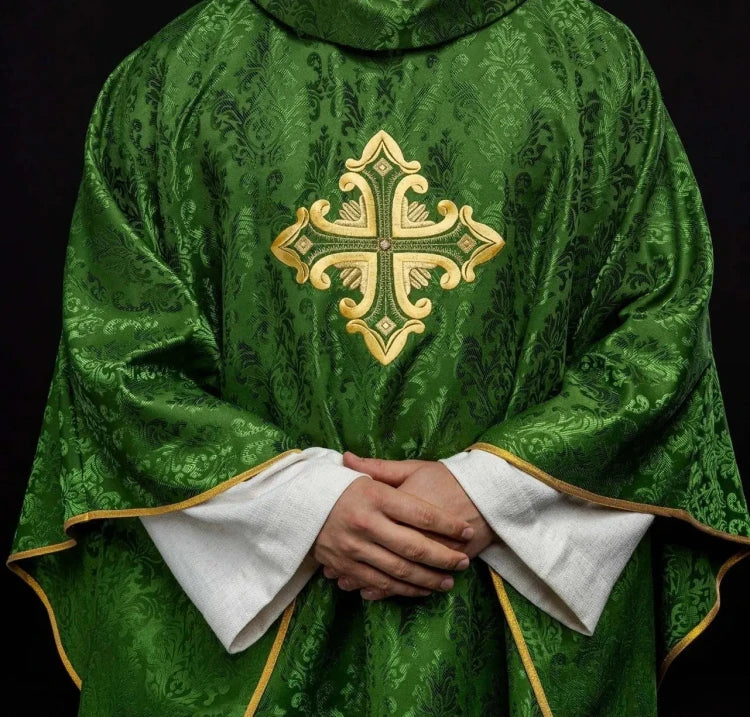 Green Chasuble with embroidered cross on patterned fabric – Variant II — collar detail