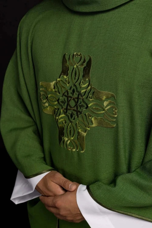 Green Chasuble with embroidered cross – Variant II — decoration detail
