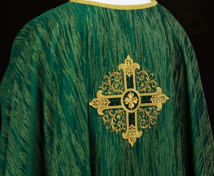 Green Chasuble with embroidered cross – Variant V — collar detail