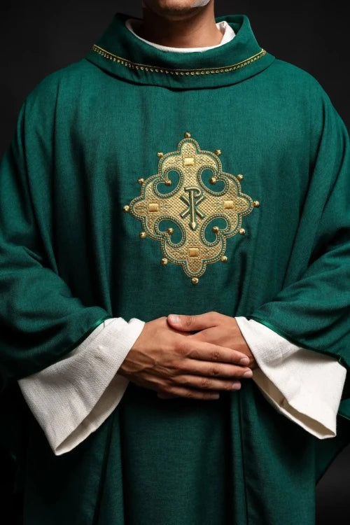 Green Chasuble with embroidered cross – Variant VI — decoration detail