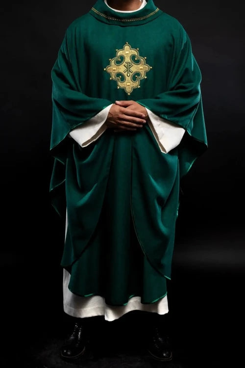 Green Chasuble with embroidered cross – Variant VI — collar detail