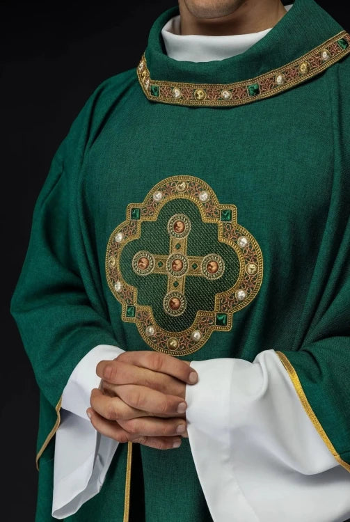 Green Chasuble with embroidered cross – Variant VII — decoration detail