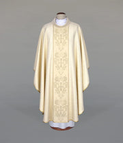 Hellgoldene Kasel mit gewebtem Einsatz und Borte