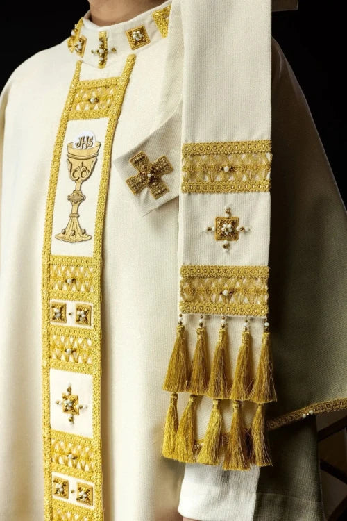 Ecru Chasuble with hand-applied natural-stone decoration – Variant III — collar detail