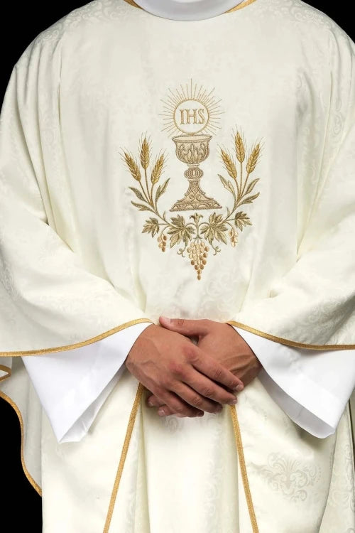 Ecru Chasuble with chalice and host embroidery on jacquard fabric — front view
