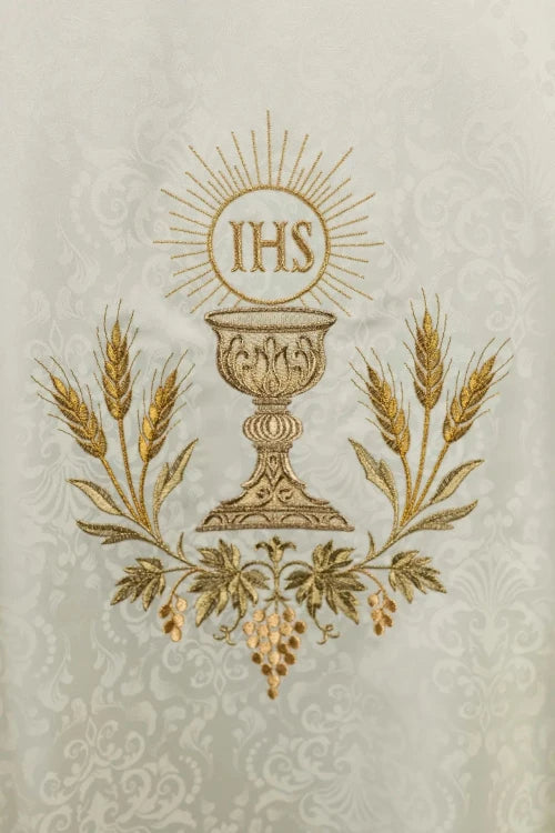 Ecru Chasuble with chalice and host embroidery on jacquard fabric — decoration detail
