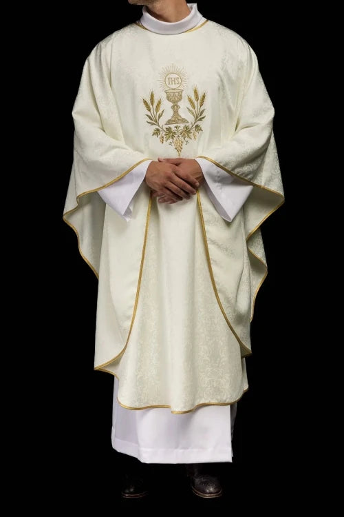 Ecru Chasuble with chalice and host embroidery on jacquard fabric — fabric detail