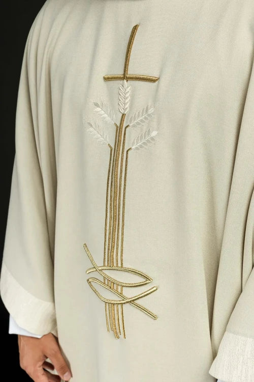Ecru Chasuble with wheat, fish and cross embroidery — decoration detail