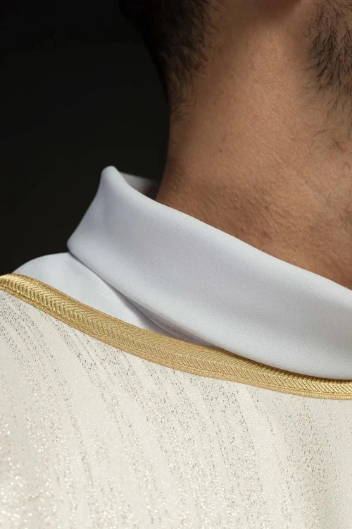 Ecru Chasuble with Marian embroidery – Variant II — close-up detail