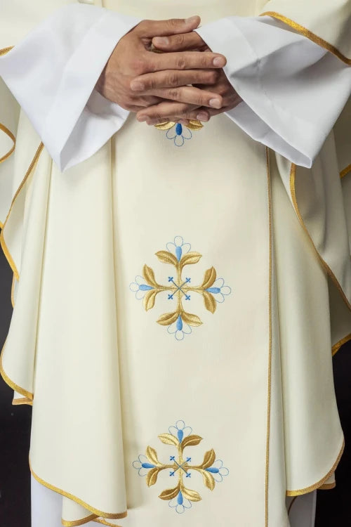 Ecru Chasuble with Marian embroidery – Variant III — close-up detail