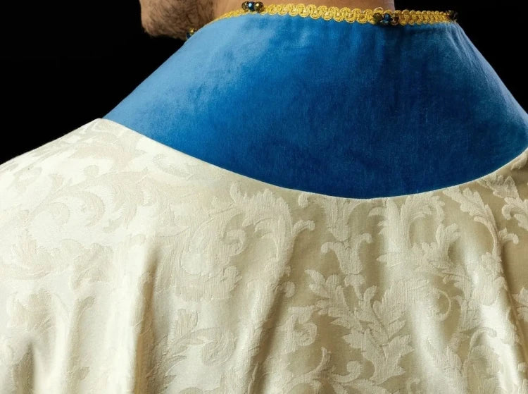Ecru Chasuble with hand-applied Marian decoration with natural stones – Variant II — fabric detail