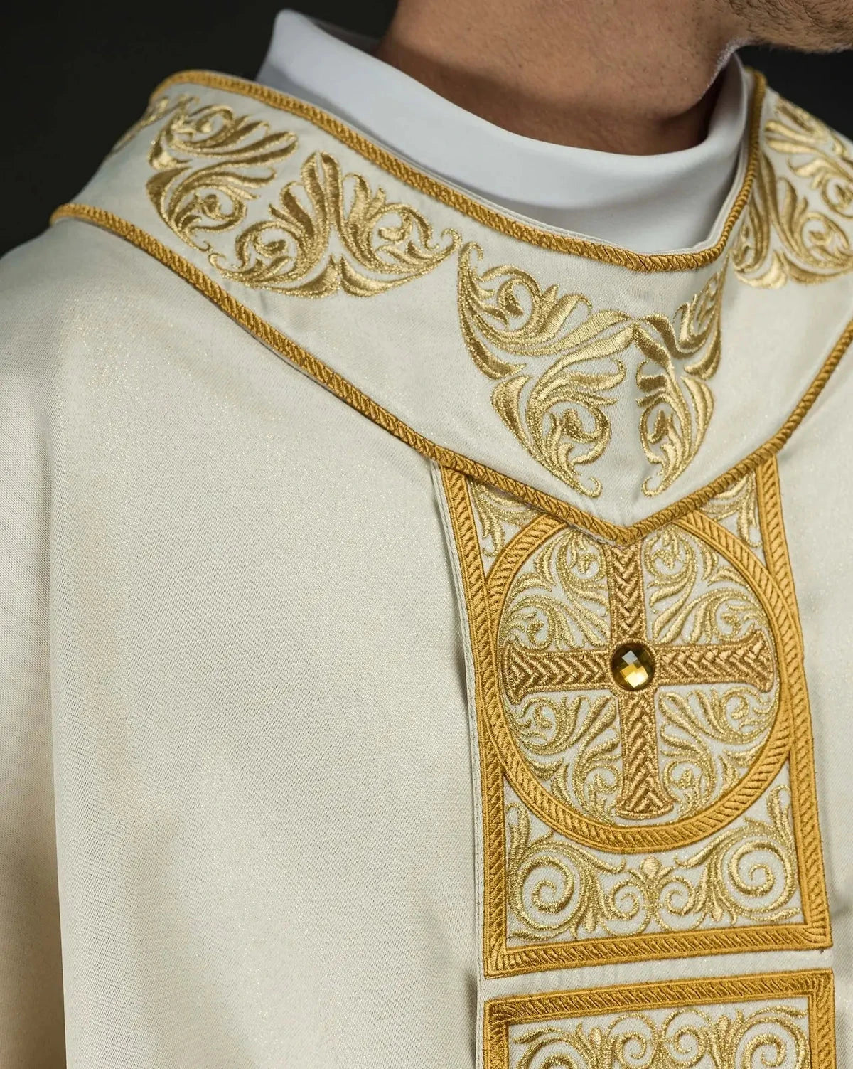 Reich verzierte goldene Kasel mit Stickerei und Ziersteinen – Detail der Stickerei