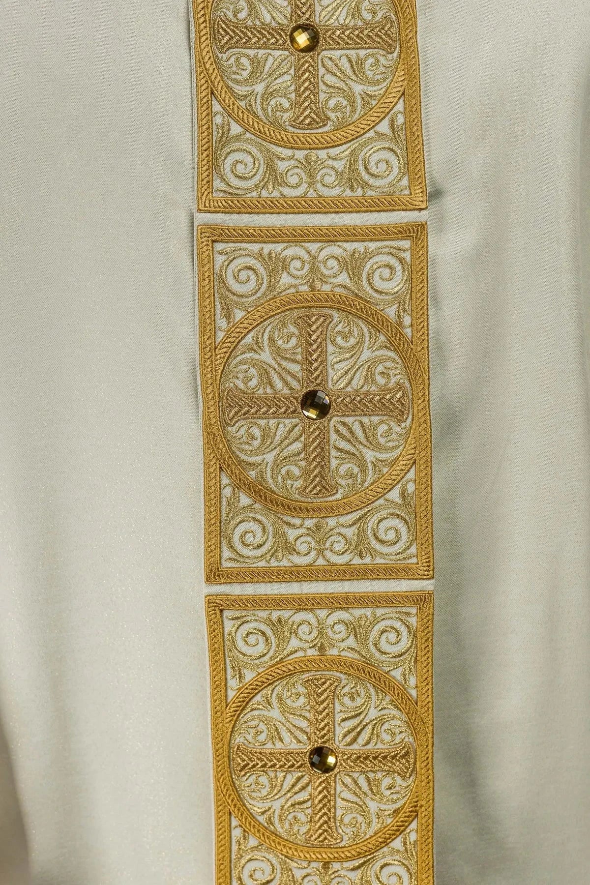 Reich verzierte goldene Kasel mit Stickerei und Ziersteinen – Kragendetail